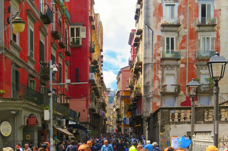 Da Piazza del Gesù Nuovo a San Gregorio Armeno